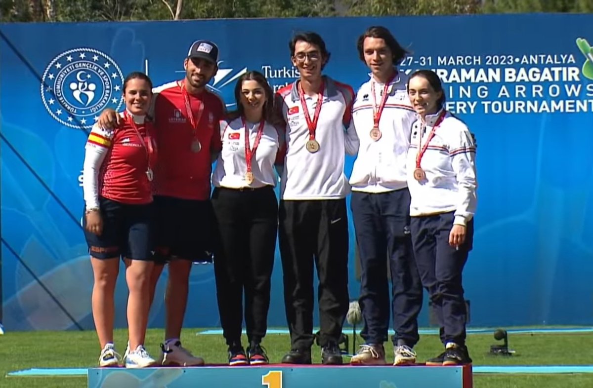 RFETA's tweet photo. #SpringArrows23
Elia Canales y Pablo Acha suben al segundo cajón del podium por equipos mixtos en Antalya.
Nuestros equipos regresan con 2 medallas de 🥇 y 1 de 🥈 en una muy buena competición para preparar la exigente temporada que se nos avecina.
ENHORABUENA #TeamRFETA https://t.co/08bWaDvBcA