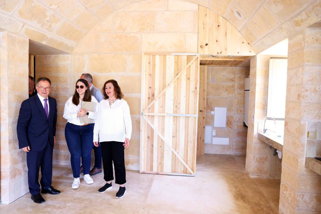 Una nova casa, una nova il•lusió.

Entregam la primera promoció d'habitatge públic de la història de Santa Eugènia, que a més, és la més eficient energèticament de Balears..

1.300 nous habitatges públics, i seguim estenent drets a tots els municipis de les Illes.