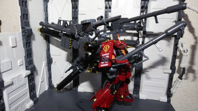  結構前に作ったHGサンダーボルト版サイコザク。何だこれ、武器積み過ぎ！ と思うからこそ作りたくなりました。沢山の武器を