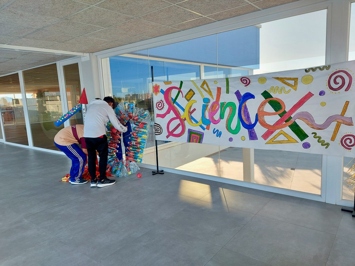 ColegiosISP's tweet photo. Ya está todo listo para arrancar con la X Semana de la Ciencia. Science fair is coming.

#ISPsecundaria #SemanaCiencia https://t.co/qYNygq2cWG