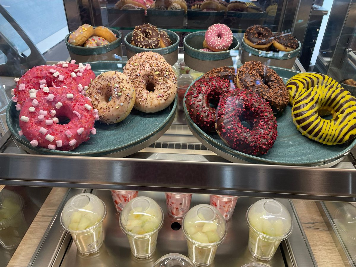 rederijdoeksen's tweet photo. 🤩 De vernieuwde #Parlevinker is zojuist #geopend!! Vanaf nu kun je hier óók terecht voor lekker schepijs, heerlijke donuts en verse fruitsalades 😋 Tijdschriften, jassen en mooie souvenirs zijn nog steeds te vinden. Zien we je snel? 😄💙 #Harlingen #winkel https://t.co/IJ7pg2sk8D
