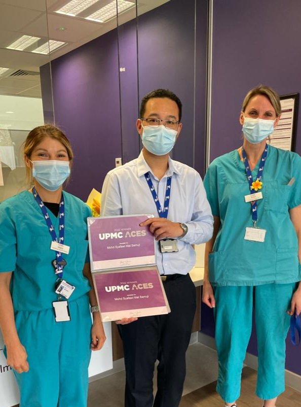 EricabennettRTT's tweet photo. Without a doubt, Mohd is the hardest working #radiotherapy registrar you'll ever meet. Delighted to present his Award for Excellence together with @MariaGleeson98 https://t.co/0q5YnleaYf