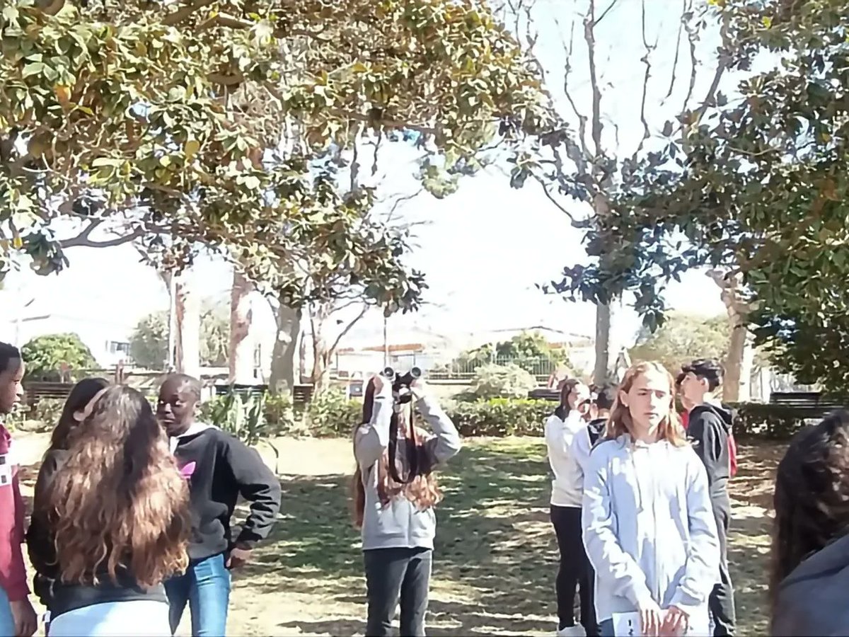 Sortida #ornitològica de #1rESO per identificar espècies al parc central i promoure la #cienciaciutadana dins del projecte <a href="/Donam_Ales/">Dona'm Ales</a> . En col·laboració amb <a href="/FECYT/">fecyt</a> <a href="/UniBarcelona/">Universitat de Barcelona</a> <a href="/GrupEMA_UB/">Entorns i Materials per a l’Aprenentatge</a> #TotesSomThos <a href="/EducacioMataro/">Educació Mataró</a> <a href="/SSTTMVO/">ST_MVO</a> <a href="/educaciocat/">Educació</a>