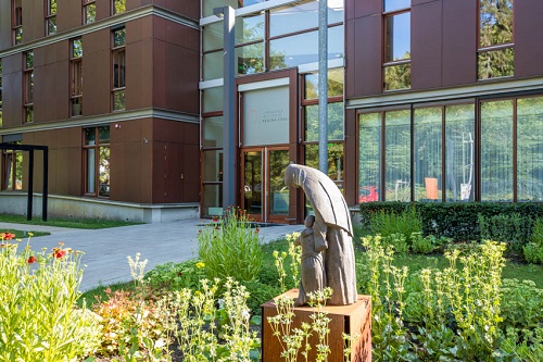 Regina Coeli is op zoek naar een office manager voor de sectie Nederlands. In deze functie match je onze internationale cursisten met de juiste taaltrainers, regel je de leskamers, de ziekmeldingen, noem maar op. 
reginacoeli.nl/vacatures/vaca…
#vacature #officemanager #vught