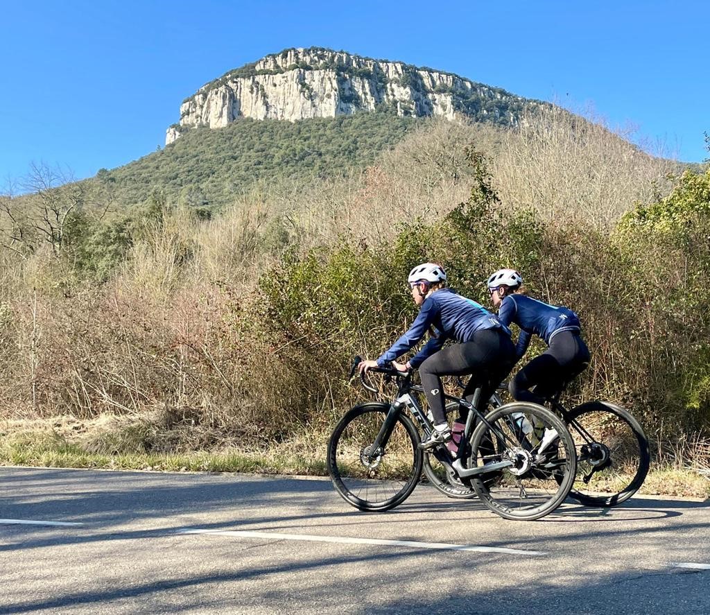 Conquistacc's tweet image. In Part 2 of her blog, junior bike racer @evelynfield06 makes us jealous with a peek behind the scenes of the @jrc_team training camp in #Girona. Hands up who wants to go ride bikes in Girona right now! 🙋🏼‍♂️🚴🌞
#mememe 
conquista.cc/blogs/blog/gir…