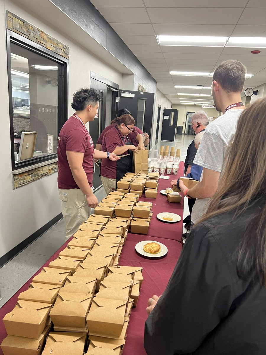 Morton East!! Don’t forget to stop by the Culinary kitchen for some breakfast goodies!! The Biscuit and Gravy bombs .. are legit the bomb! #punintended Thank you to our amazing Culinary students in <a href="/Morton201/">Morton 201</a> for always doing a wonderful job! #mortonpride #orgullomorton 🐴