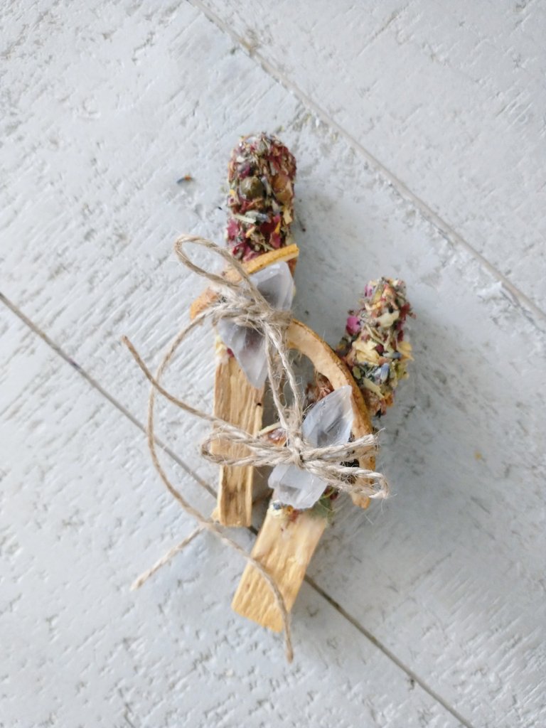 TonicsTub's tweet photo. #palosanto #smudging #GoodVibesOnly https://t.co/MKquQmdZt6