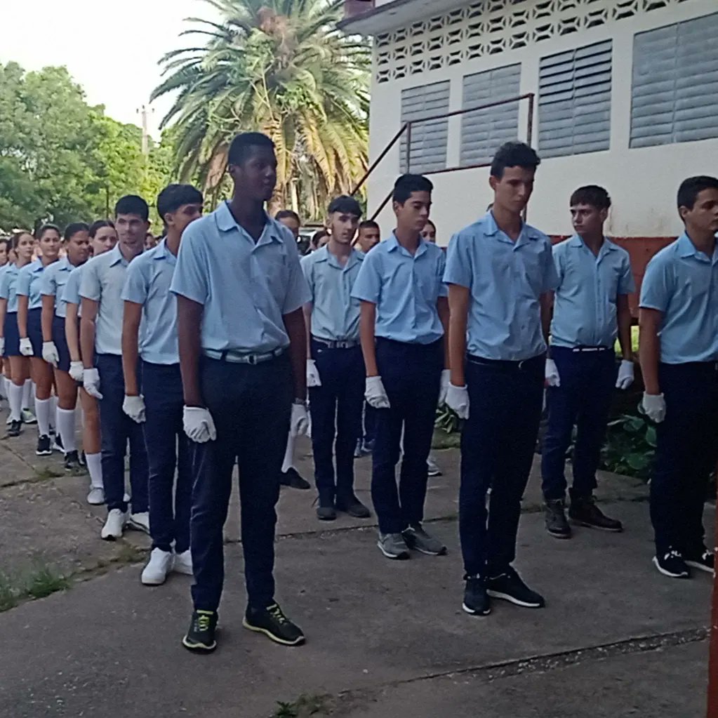 CmObdulio's tweet photo. EL MÁRTIR DE LA ESCUELA
"OBDULIO MORALES TORRES"
Nació el 31 de marzo de 1938.
Tú eres de esos hombres sencillos que dejó huellas,hace 45 años ésta institución lleva tu nombre.
#CubaEduca
#CubaMined
#educremedios  #DPEVillaClara
#CarlosRiveroMenendez
#YoandryFariña https://t.co/EcZS1xZeO2