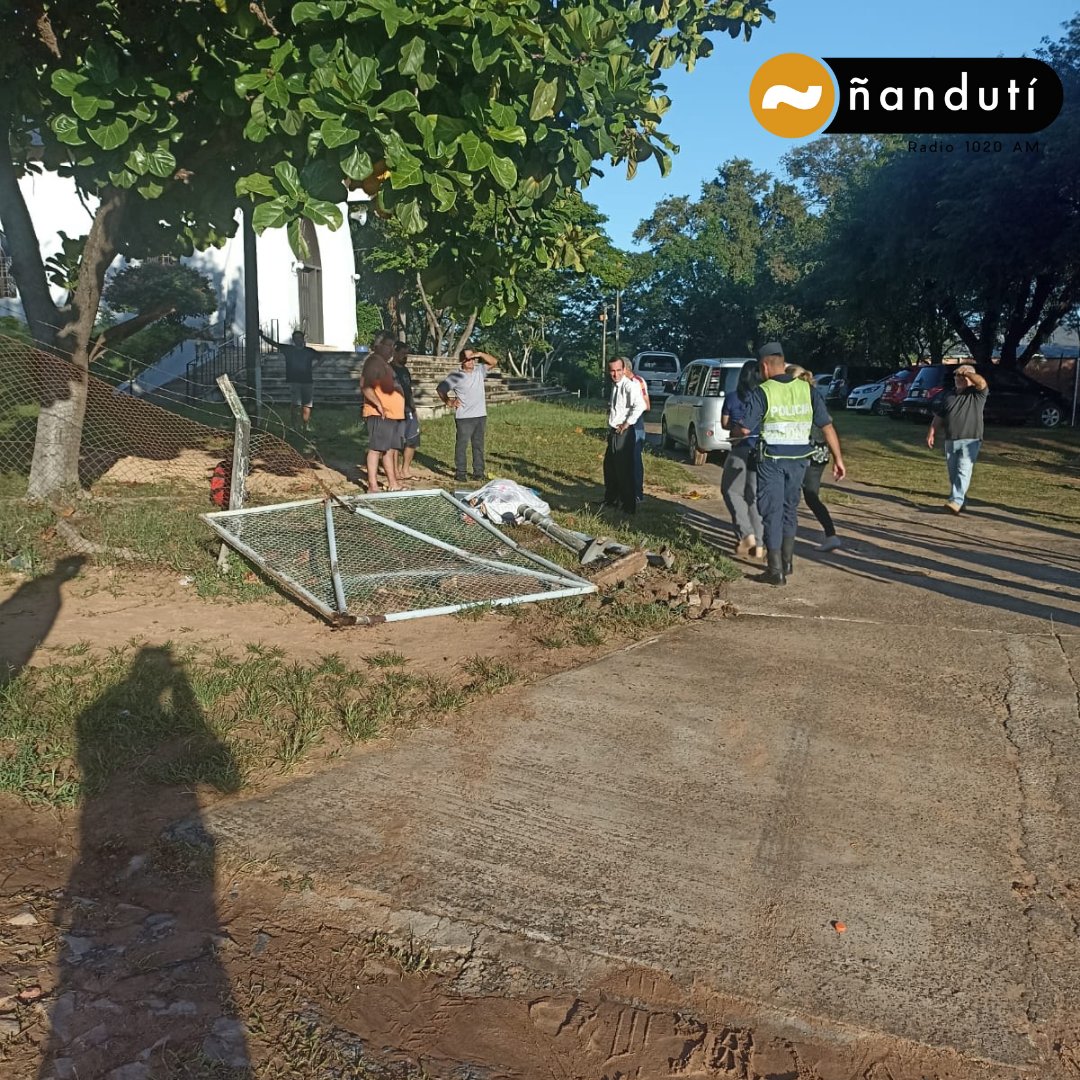nanduti's tweet photo. Accidente fatal en Mariano Roque Alonso 

Un transporte escolar atropelló a una profesora frente a una institución educativa 

La víctima fatal fue identificada como Laureana Núñez de 40 años. 

📻#1020AM https://t.co/k0p7ptuFVa