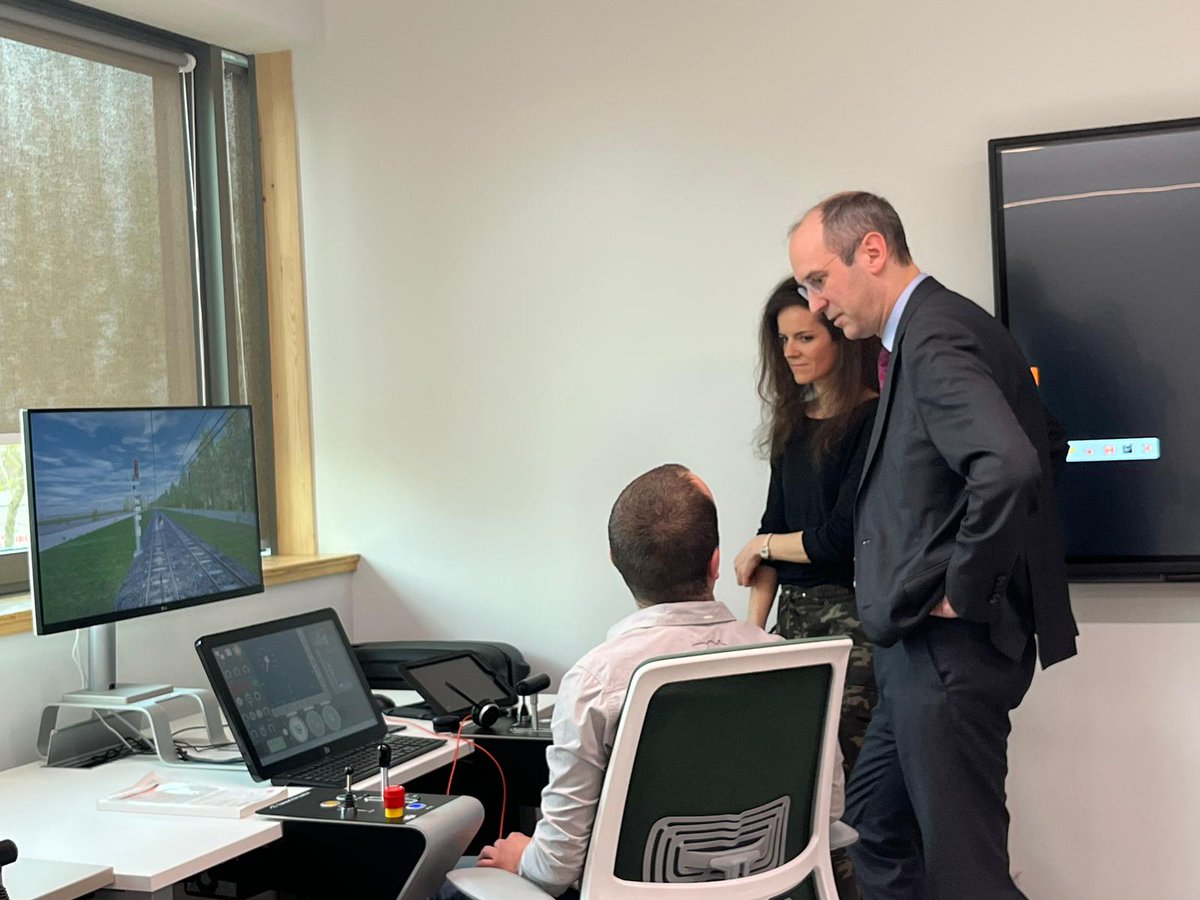 Depuis 1 an déjà, le campus <a href="/SNCFReseau/">SNCF Réseau</a> de Bordeaux Bègles a ouvert ses portes !
Un anniversaire qui met en lumière les métiers du #ferroviaire, des métiers garants de la #sécurité de nos lignes.