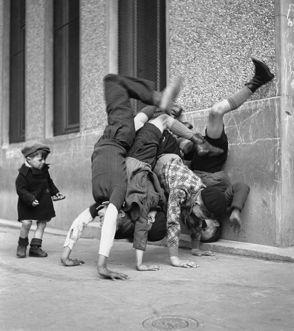 Robert Doisneau. Feet on the wall, 1934.