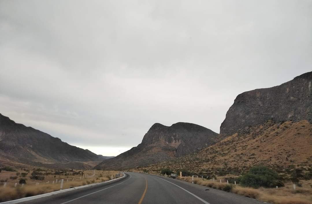 GobDeCoahuila's tweet photo. Buenos días #Coahuila ☀️ 
#FelizViernes 
Todas las carreteras del Estado están listas y seguras para ser transitadas estas vacaciones.
#AmanecerCoahuila 
#FuerteCoahuilaEs https://t.co/AZ0EkcQsSc