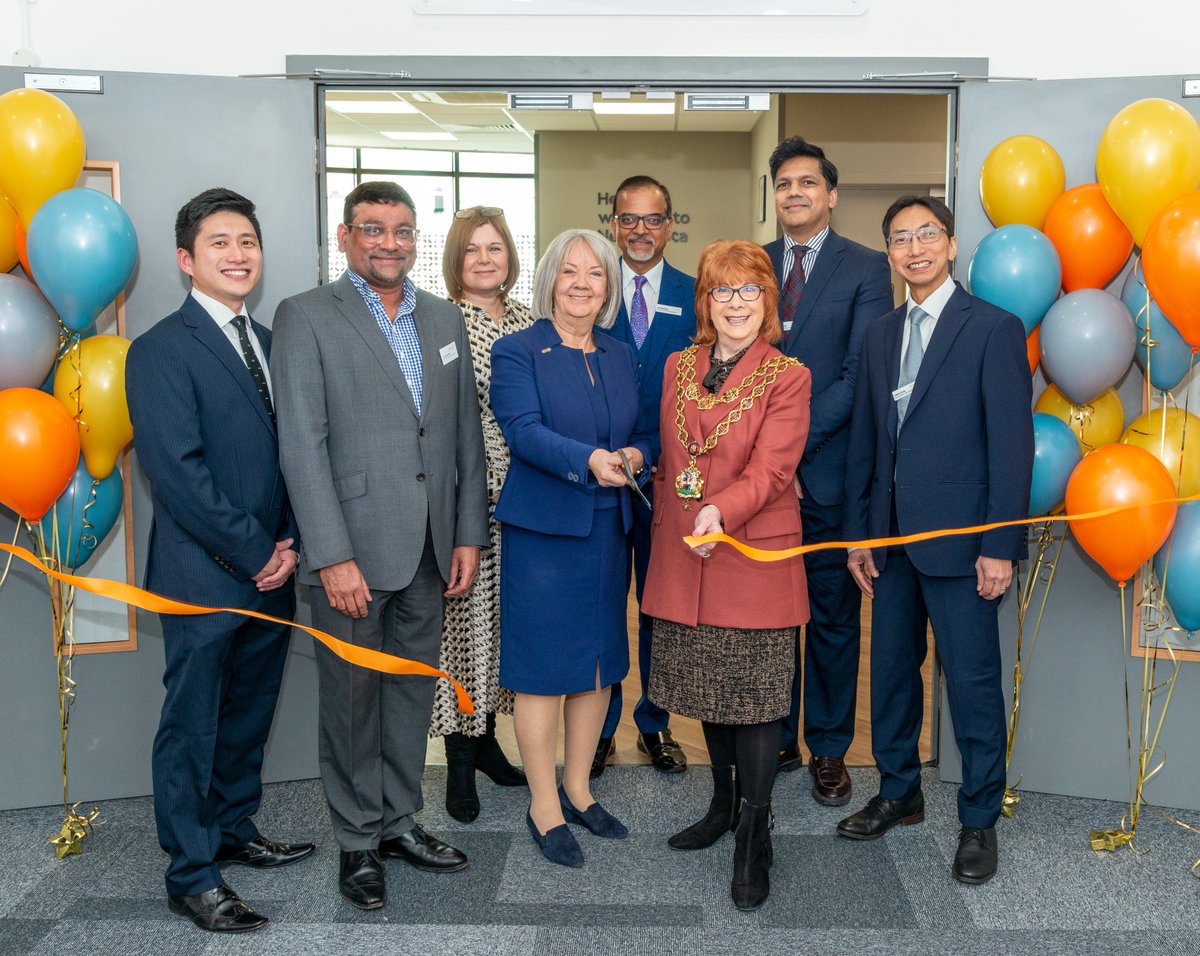 We recently welcomed the Lord Mayor of Birmingham to the grand opening of our new clinic in Birmingham! ✂️
 
The clinic will help get patients in the region the expert eyecare treatment they need.
 
For information on the clinic, visit: newmedica.co.uk/clinics/birmin…