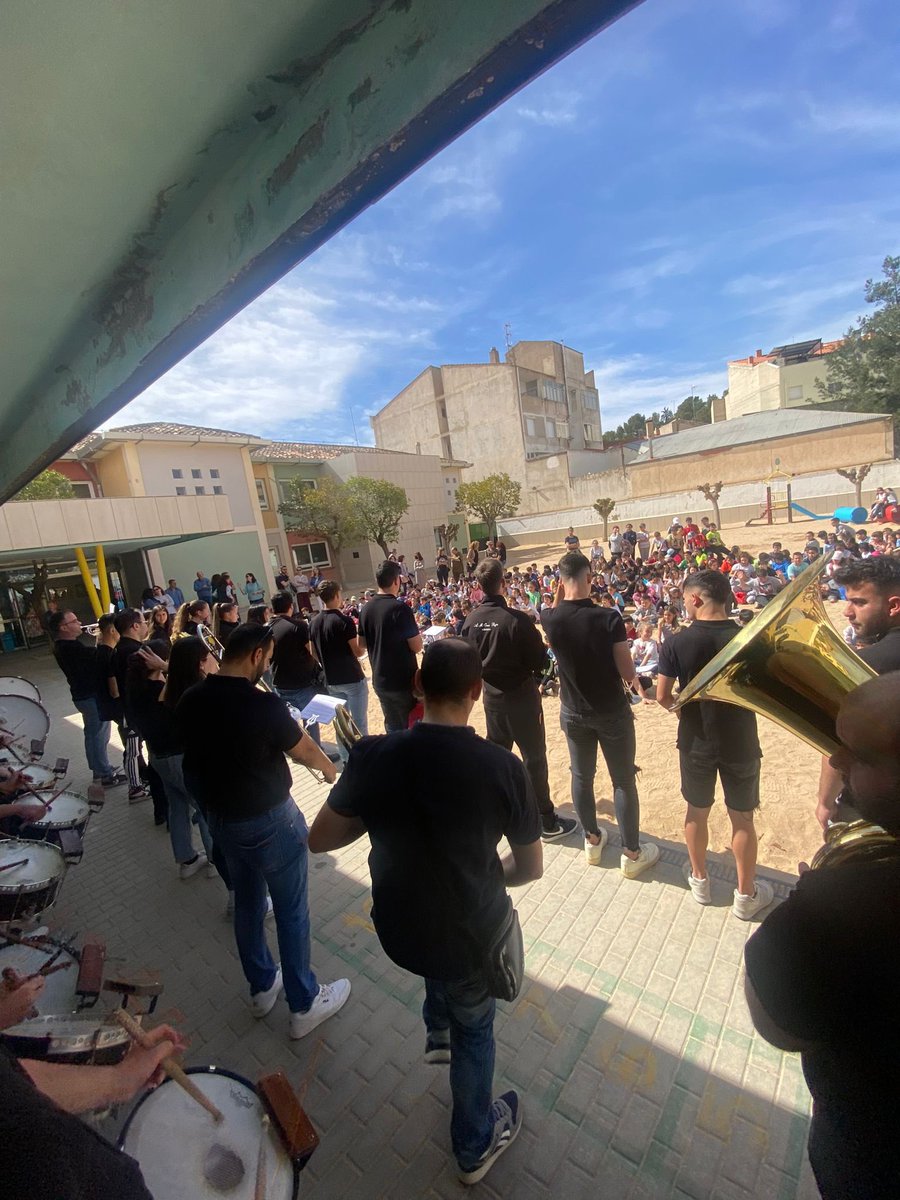 Esta mañana una representación de la banda ha amenizado la mañana a los más pequeños. ¡Esta tarde tenemos procesión!