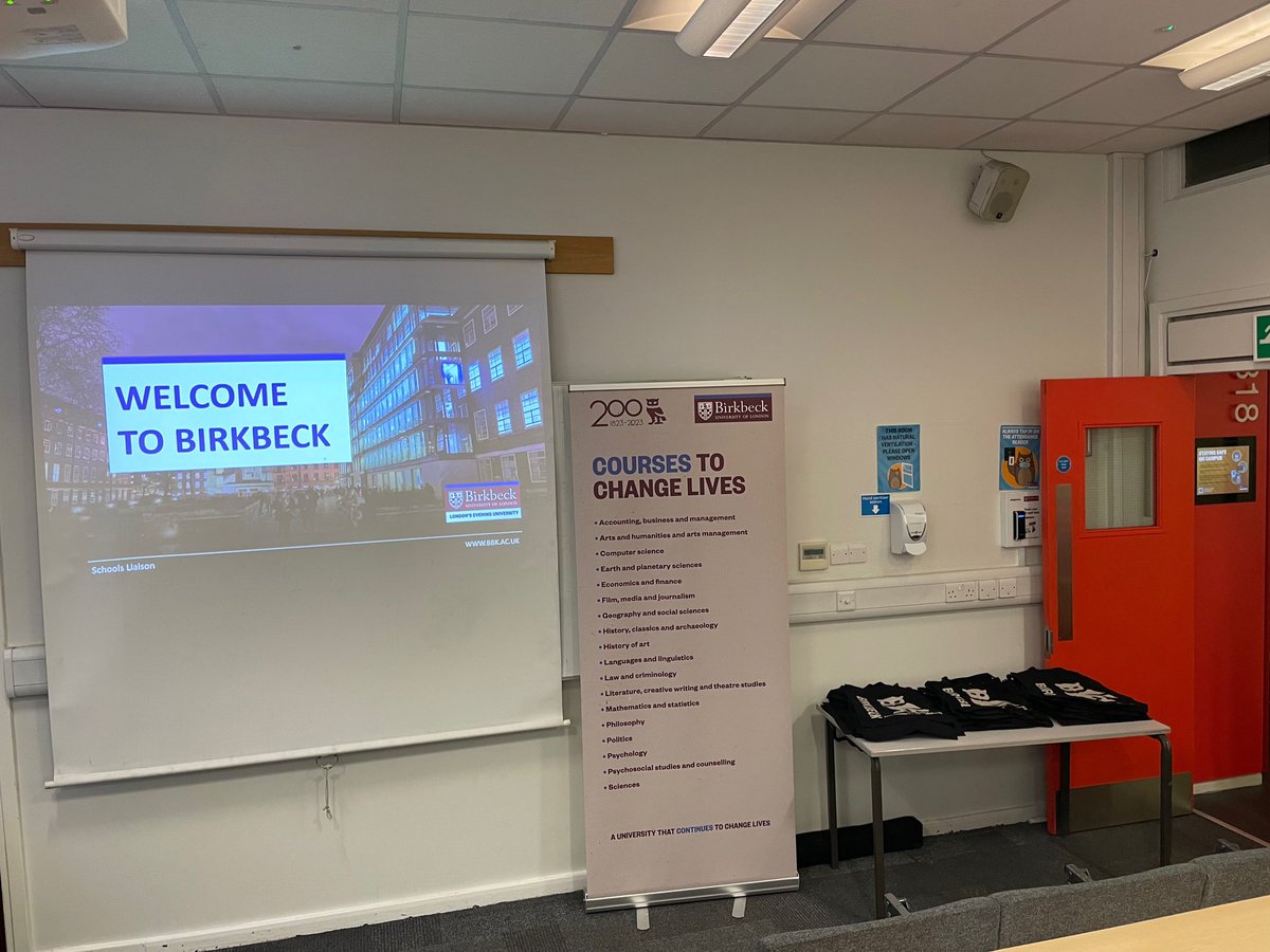 BirkbeckUoL's tweet photo. We so enjoyed hosting Year 12 students from Caterham High School yesterday at Birkbeck! We spoke with them about uni pathways, gave a taster lecture on criminology, and showed them around campus! π¦ #helloBBK https://t.co/5I4bJBHVh5