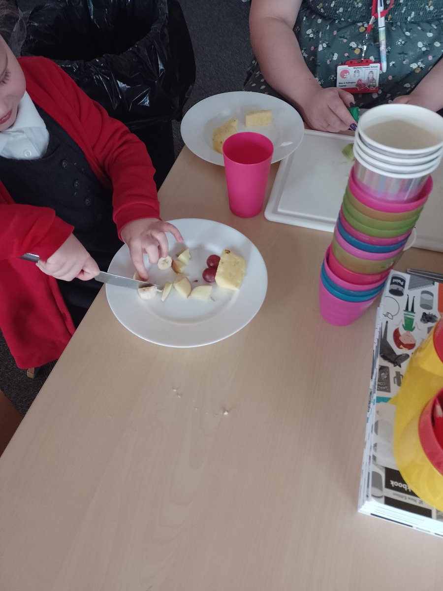 maybury_class1's tweet photo. We have been busy today, tasting fruit, designing our fruit salads and then making them #DesignTechnology 🍎🍌🍍🥝🍇 https://t.co/wo3UPI8qDZ