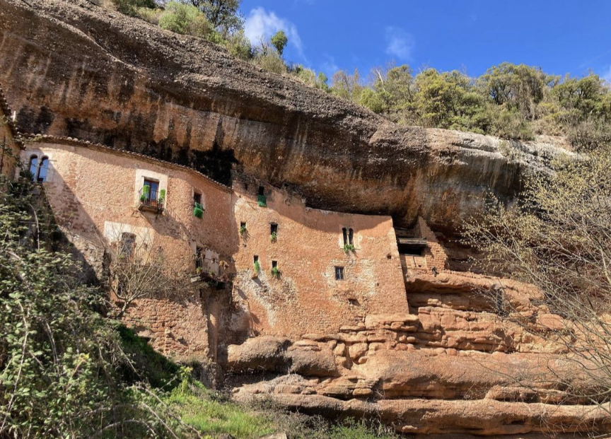 Heu estat mai en una casa construïda dins de la muntanya? Al Puig de la Balma de Mura podreu endinsar-vos en un indret únic, tan únic que fins i tot s'hi han rodat pel·lícules! 📽🤩

📷 <a href="/bertaperich/">Berta Perich Batallé</a> (IG) Moltes gràcies per etiquetar-nos-hi!

#bages #bagesturisme #bcnmoltmes