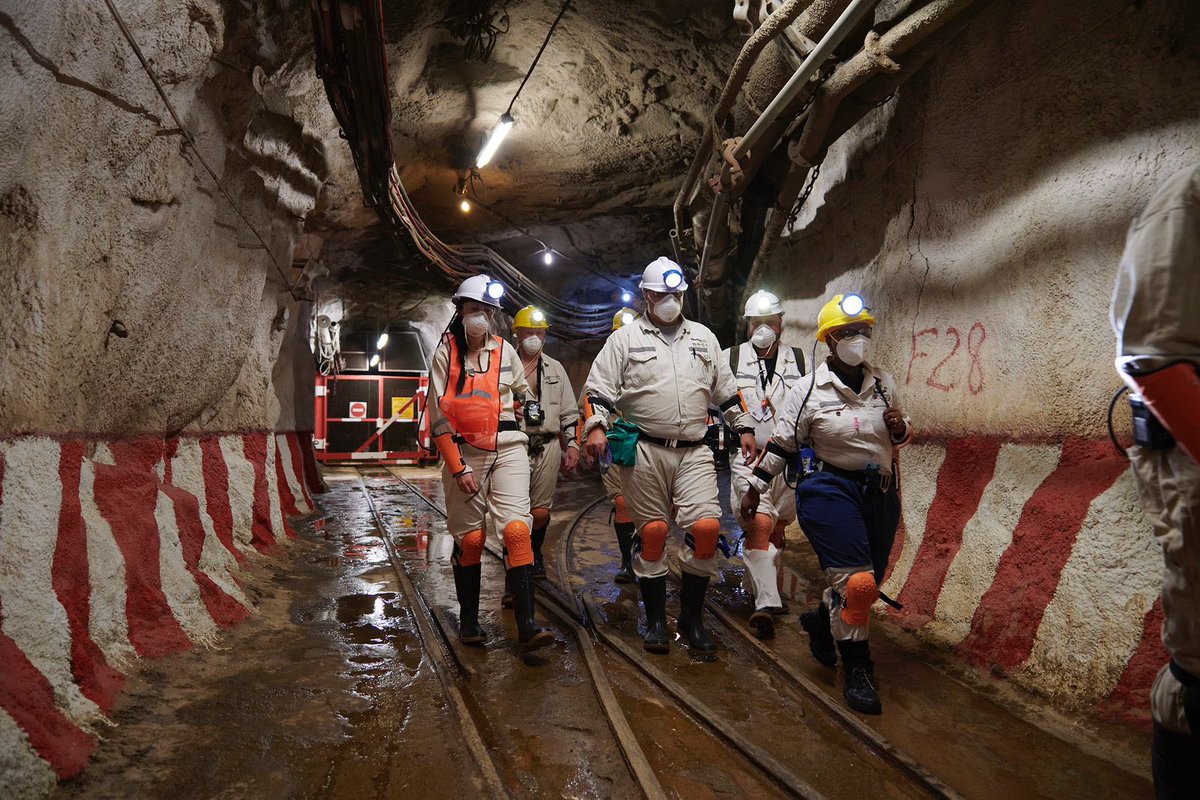 HloniLesedi's tweet image. I love this whole conversation, but what I love more is seeing women in mining 🥺🤌🏽 amazing #SibanyeStillwater #CreatingSharedValue #FutureOfMining