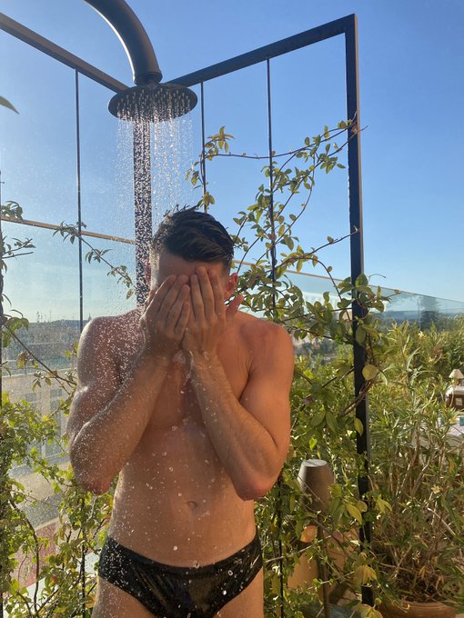 FsjRtO2X0AEeZG9?format=jpg&name=small