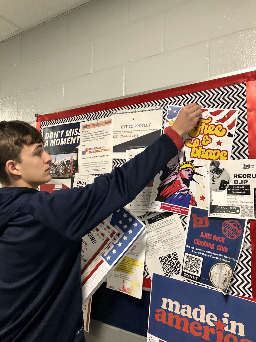 Amanda_Patriot1's tweet photo. Two chapter meetings in one day?! Thatβs what Iβm talking about!
Our students at Bob Jones High School are crushing it!! They passed out Ice Cream sandwiches and hung up flyers all around their campus!
@TPUSA @tpusastudents #bobjoneshighschool #capitalism https://t.co/gVert2SDf8