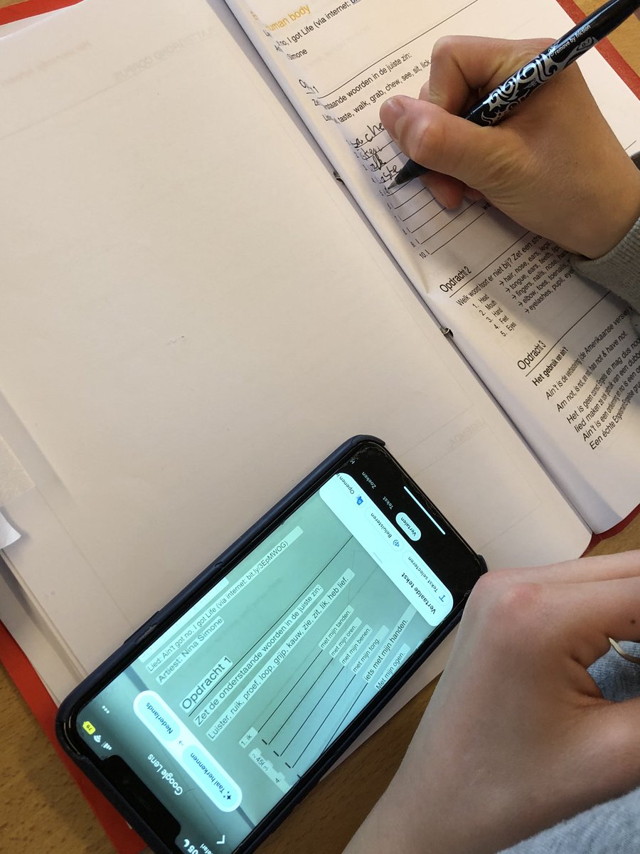 LarsvanR's tweet photo. Geen onderwijsuitspraak van een leerling, wel een geslaagde aanpak:

Leerling met TaalOntwikkelingsStoornis (TOS) en dyslexie heeft baat bij houvast tijdens de Engelse les. Dus dan maar digitaliseren met Google Translate via de camerafunctie! #onderwijs #basisonderwijs #meester https://t.co/wyz05rUFMi