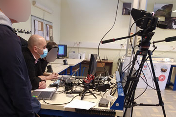 ProvenceCom's tweet photo. Découvrez les coulisses du contact radio entre les Étudiants de l' Université des Sciences Montpellier II (EEA) et des Scientifiques basés sur Les îles Crozet, Antarctique 📡🧊> https://t.co/W453tCyp3I https://t.co/vHYyOmzC9z