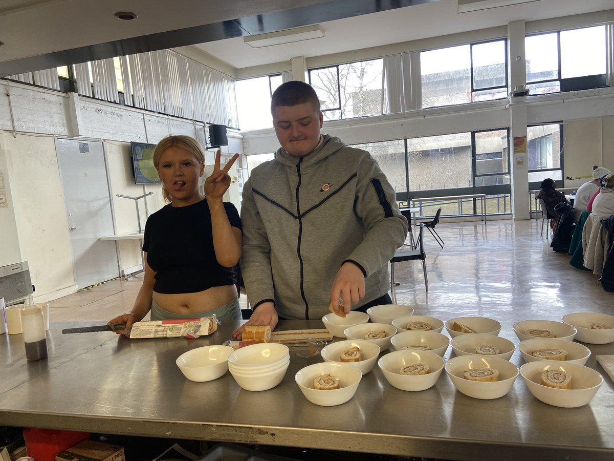 maryhillextra's tweet photo. Finished my Friday off with our monthly teadance at @MaryhillHub 🙌🏻🥳Thanks to The Wyndford Diner for the food,Cha for entertainment,Steering Group volunteers and of course the YP from @ClevedenSec42 absolute superstars⭐️
#supportingthelocalcommunity
#schoolprogramme https://t.co/UuXvTzJwwl