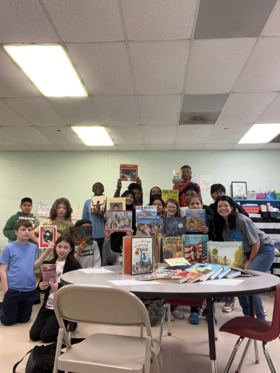 EmilyMabus's tweet photo. Nothing better than getting tons of new books for the classroom!! Shoutout to @DonorsChoose for fulfilling our Mentor Texts Grant! Our class is ecstatic about this arrival! @TweetDCS_SIS @DCSeNews https://t.co/oEB4Z1RL9z
