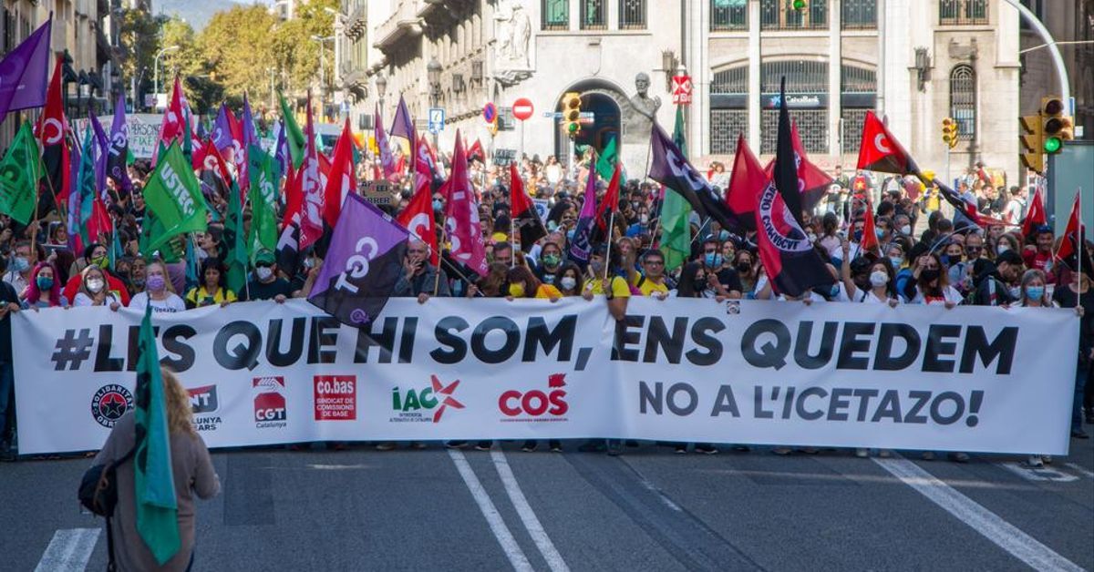 pedromercade's tweet photo. Ha sortit la llista de docents que passen a funcionàries per concurs de mèrits: 
- A les que heu obtingut plaça: felicitar-vos i recordar que aquest concurs (tot i que insuficient i molt malament fet) surt de la lluita i que ens deien que era impossible (també alguns sindicats). https://t.co/ZRovXrjf4g