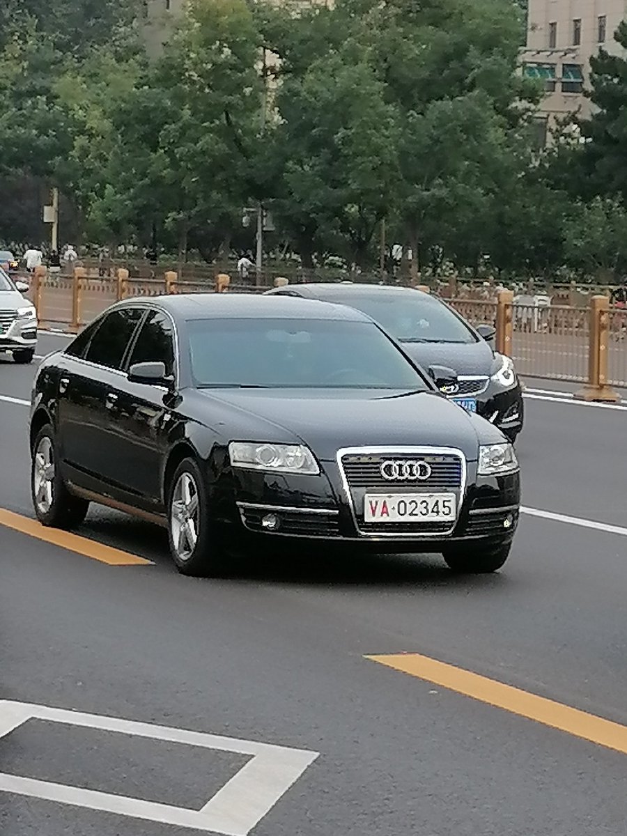 scsc410's tweet photo. 奥迪三连，最近公务车出行得更多了 https://t.co/AcAkOEclz7