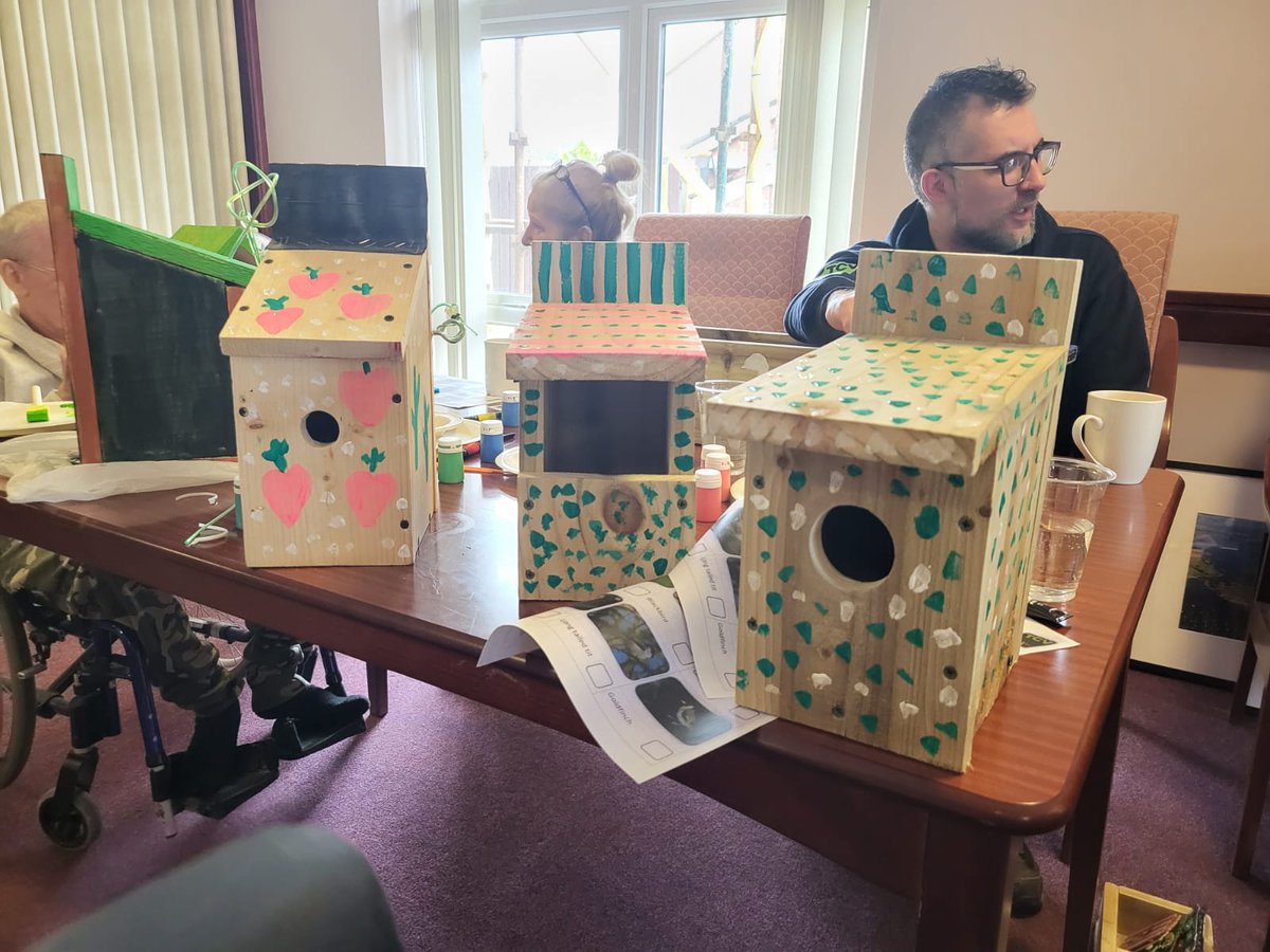 Tom__Cummings's tweet photo. Spent the morning painting some houses for our feathered friends at Ardnaclowney 🐦 

Thanks to Holywood Men's Shed for supplying the bird boxes and William from @TCVtweets sharing his knowledge of all things birds, bugs and planting (with bananas!) 🍃

@HabintegNI https://t.co/zakQdGxMvS