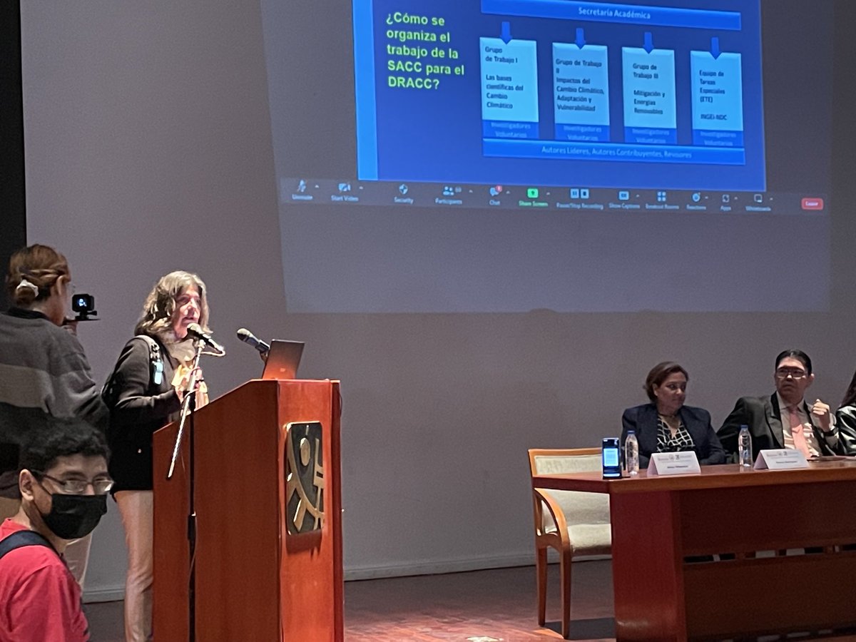 La profesora ⁦Alicia Villamizar <a href="/germinans/">alicia villamizar</a>⁩ presentando los avances del II Reporte Académico de Cambio Climático (DRACC) En el auditorio Tobías Lasser de la #UCV ⁦<a href="/acfimanve/">Academia Ciencias Físicas, Matemáticas y Naturales</a>⁩ #CambioClimático
