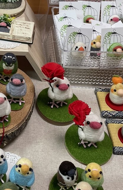 鳥フェス名古屋には足つきのコトリさん達やうさみみの子達も連れて行きます♪

母の日(かいぬしーの日)カーネーションを持ったぶんちょーちゃんもいます♪

　#鳥フェス名古屋