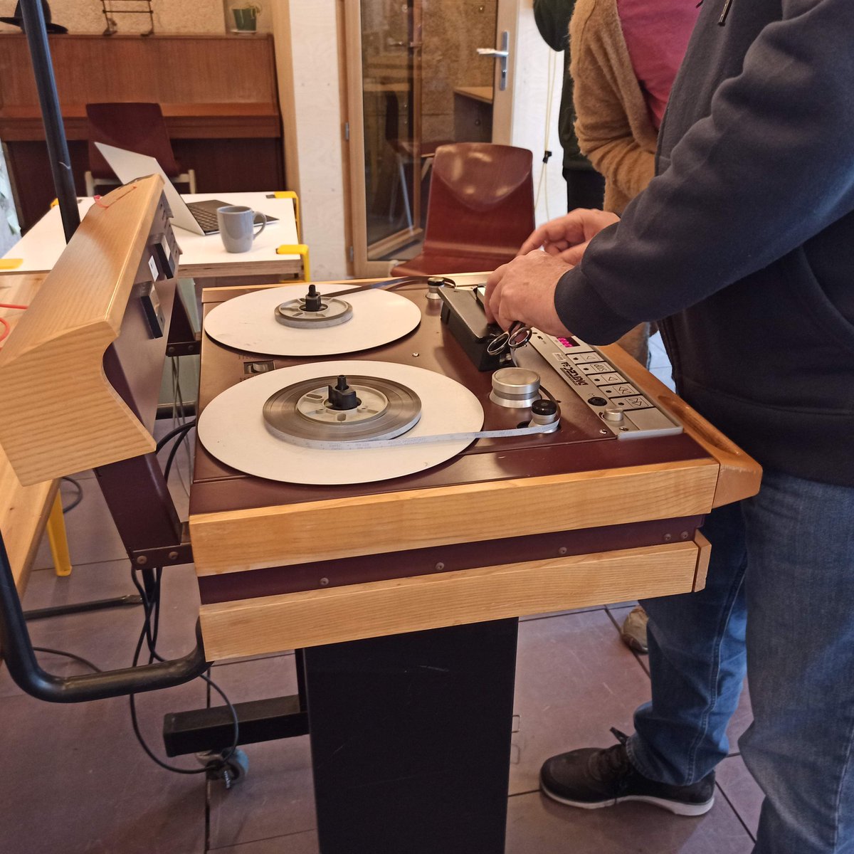 Atelier montage analogique avec deux stars de RF chez <a href="/laCassetteRadio/">La Cassette</a>  un coucou spécial à @radiofanch on se base sur un enregistrement de ka lecture de ton bouquin 😏