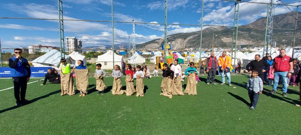 Yilmazakpinar74's tweet photo. ÇOCUK GÜLERSE DÜNYA GÜLER

İskenderun Sosyal Hizmetler İlçe Müdürlüğü ve Kırşehir Gençlik Spor İl Müdürlüğü çadır kentte yaşayan depremzede çocuklara etkinlikler düzenlemeye devam ediyor.

https://t.co/SbZn8bCth5 https://t.co/zVO28x1FxM