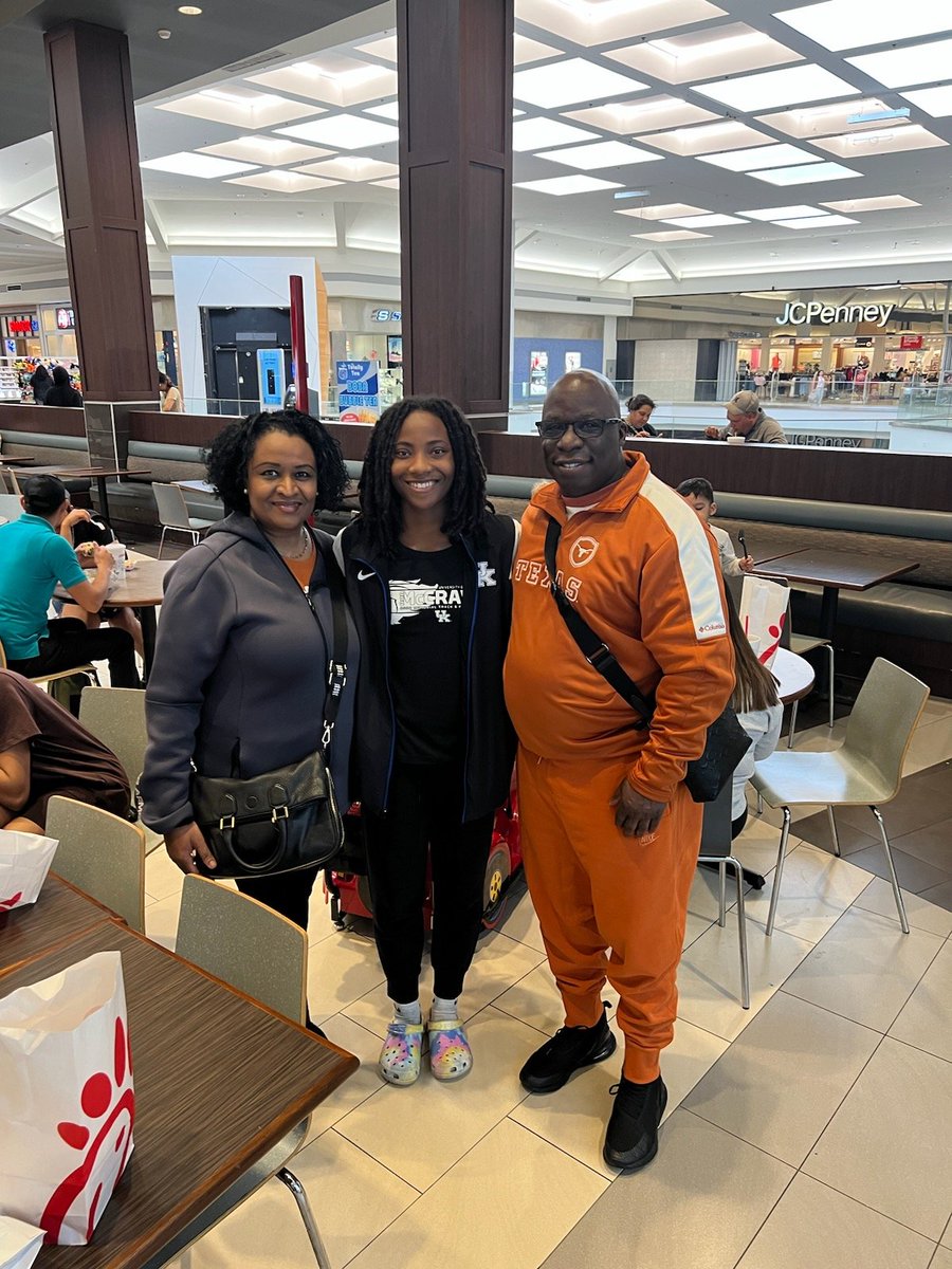 I was sent this pic of my baby girl <a href="/qveendajour2/">Cinnamon</a> and the Moore's. They have been with cinnamon from the beginning of her track career...
#Flytime 🧡💙