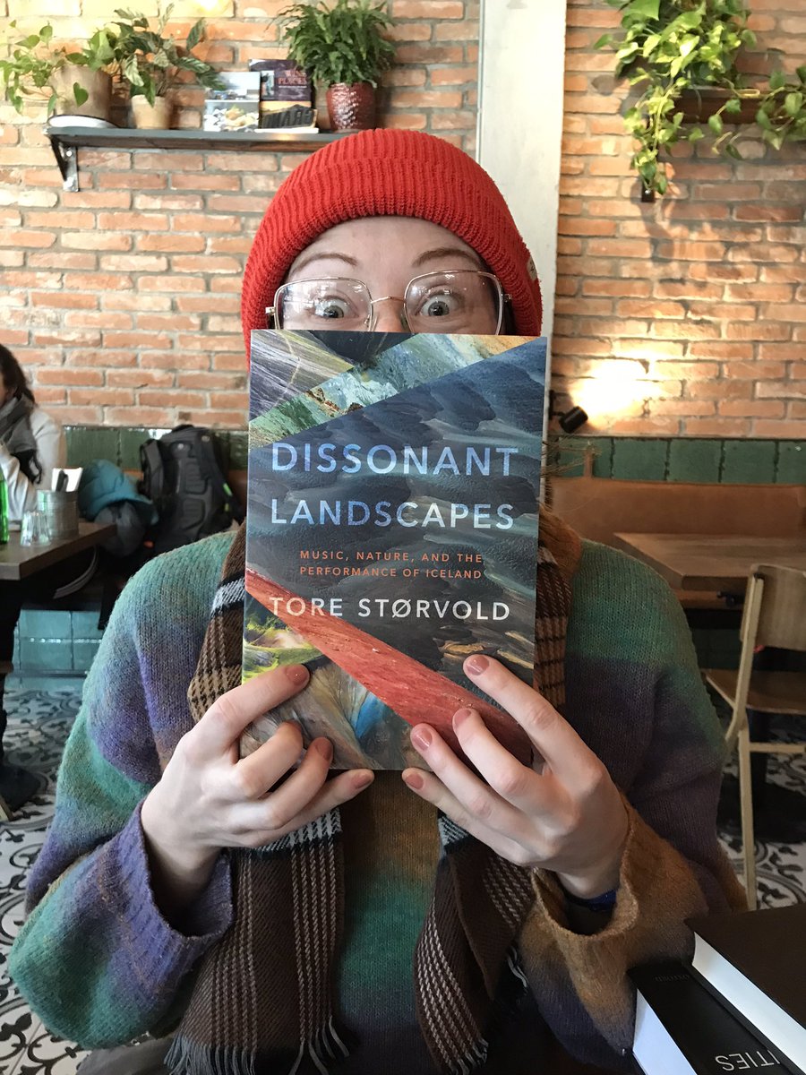 torstorv's tweet photo. This is my friend Jordan. She came to lunch dressed as the book! https://t.co/Ewck2eaxas
