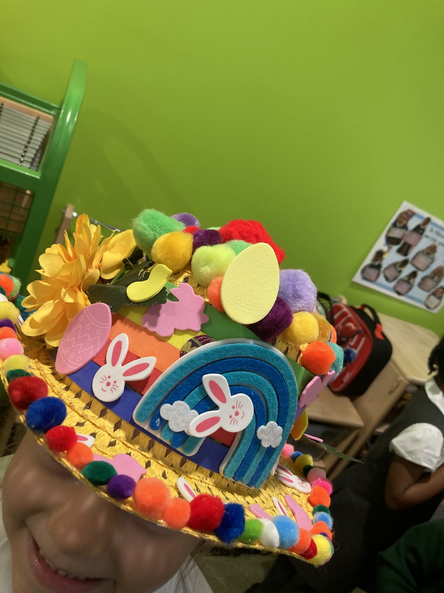 GreenRidgeR2's tweet photo. Some wonderful creations and bonnets from @GRPAHazel @pta_green #dinosaurbonnet #dinglydangly #HappyEaster @Mackie2Nikki https://t.co/HywoghTFHO
