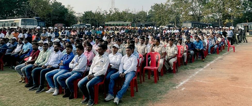 उपायुक्त <a href="/nancysahay89/">Nancy Sahay</a> व पुलिस अधीक्षक <a href="/ManojChothe/">Manoj Chothe IPS</a> ने पुलिस लाइन में रामनवमी 2023 के दशमी-एकादशी के जुलूस के दौरान विशेष सतर्कता व निगरानी बरतने व विधि व्यवस्था संधारित कर शांतिपूर्ण माहौल में पर्व संपन्न कराने के लिए प्रतिनियुक्त दंडाधिकारी व पुलिस पदाधिकारियों को संबोधित किया