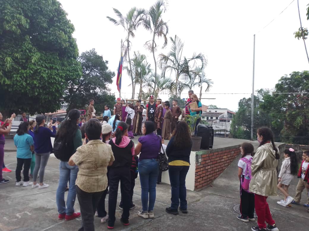 VIA CRUCIS INSTITUCIONAL , RECORRIDO POR CARRERA 6, CALLE 7, CARRERA 8 Y CALLE 5 DE PALMIRA. Actividad realizada entre Familia-Escuela-Comunidad. Realizada el día 30 de marzo de 2023