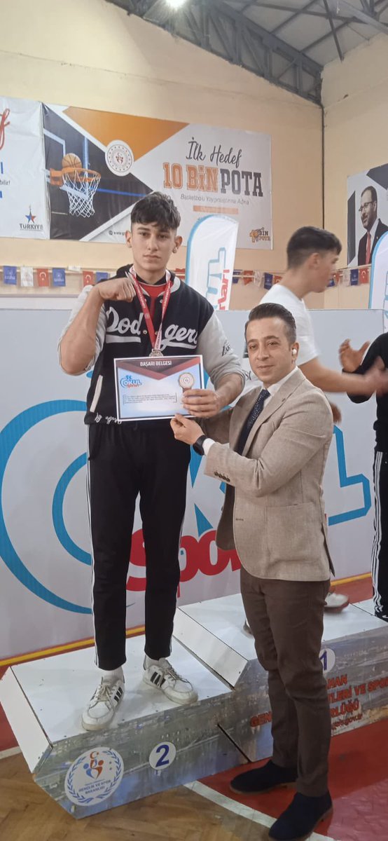 MtalUnye's tweet photo. Ardahan da düzenlenen okullar arası bilek güreşi turnuvasında öğrencilerimiz Teksen bulat 65 kg  sol kol 1.Kerem kolçak 75 kg Sol 3, sağ kol 2Yeliz Şentepe sol kol 3.
Mücahit Demir sağ sol 3., Mücahit 75 kg da sağ sol kol 3. Yeliz Şentepe 65 kg sol kol 3. Olmuştur. Tebrikler. https://t.co/uC0uvngR0B