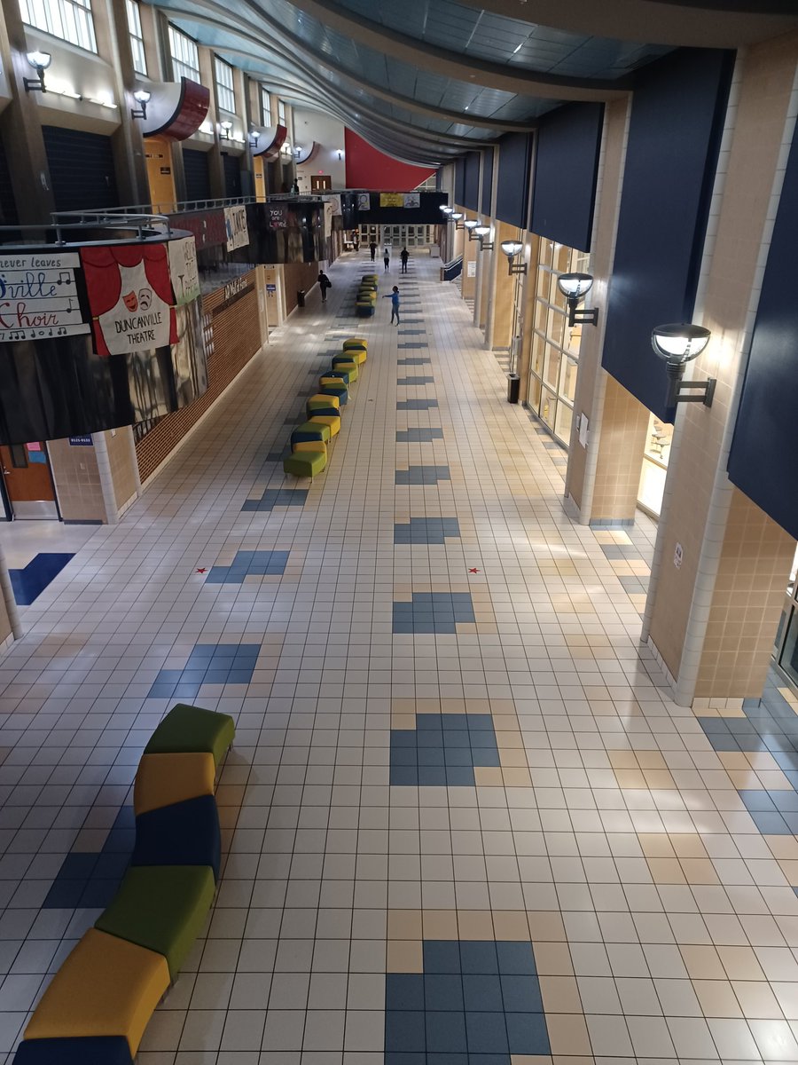_SamuelNix's tweet photo. Now that's what hallways should look like @Duncanville_HS 10 seconds after the tardy bell! #GreatTeachers #GreatAdmin https://t.co/xcHccwkXlF