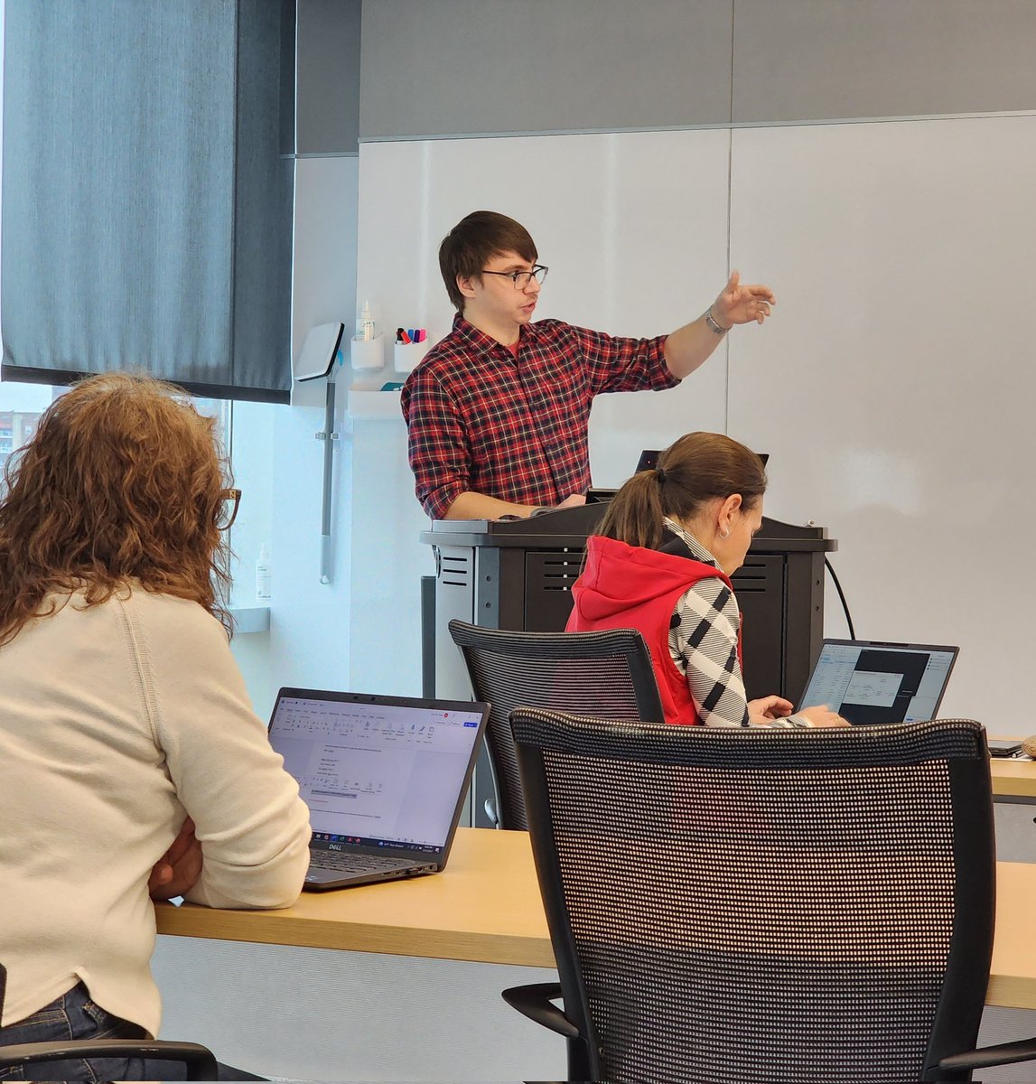 LizaAllisonCMU's tweet photo. 2 days of great #additivemanufacturing seminars from 3 exceptional @CMUEngineering PhD student for #NextManufacturing and #ManufacturingFuturesInstitute. Studying powder #flowability; Modeling #thermomechanics of AM; In-situ weld monitoring of #waam. https://t.co/VyRmcAUuyj