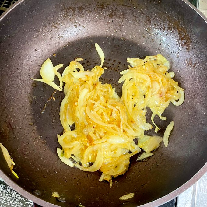 最初に玉ねぎをよく炒めるのがポイント 