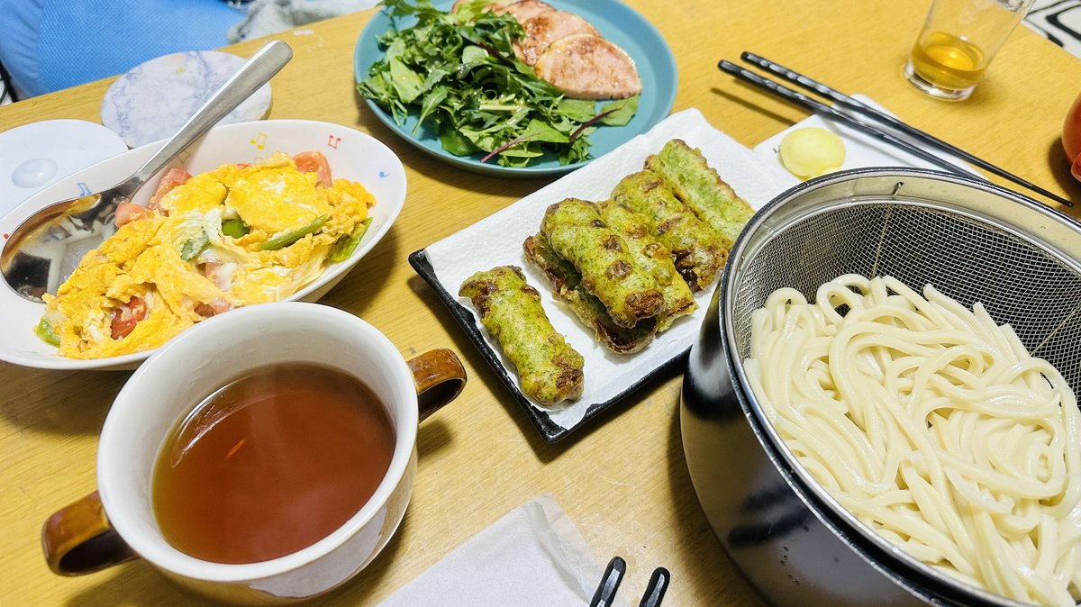 Art__Pi's tweet photo. 急遽残業
1時間の予定が2時間に。
春休み腹ぺこ留守番息子
帰宅するなり即席10分いちめし
綺麗な夕飯にしたいが、現実はこうなるよね
 #いちめし
 #10分ご飯
 #おうちごはん
 #うどん
 #ちくわ磯辺揚げ
 #中華たまご
 #ベビーリーフサラダ
 #ハムステーキ
 #残り物の粉吹き芋
 #箸はティッシュの上 https://t.co/3rMxUOo2fp