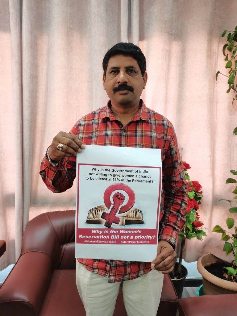 JagruthiKuwait's tweet photo. We from Kuwait Support Women Reservation Bill in India, an initiative taken up by Smt.Kalvakunta Kavitha garu

@Rajumamidipalli

@raokavitha
 
@NaveenAchari

#KavithaForWomen
#WomensReservationBill 
#MorePowerToWomen
#Kuwait https://t.co/aUctUz1WlJ