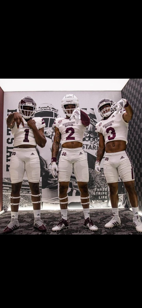 West Point homegrown talent @KeiMonEwing enjoying his visit to the POUND @HailStateFB 🐶🐾 - he will be a top recruit for programs to keep their 👀 on in the upcoming season 📈🔥 #HAILSTATE @RivalsCole @samspiegs @rudedogreyes @MikeRoach247 @PrepRedzoneMS @MSfootballmag
