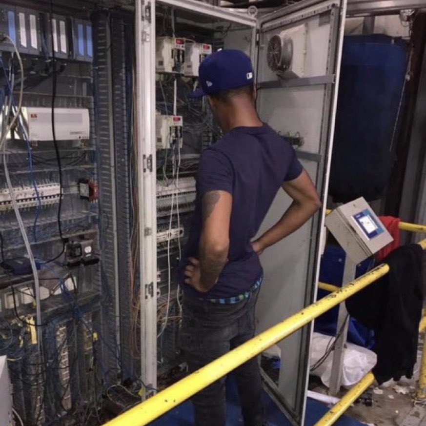 namedillegirl's tweet photo. why they look like they in the same room trying to fix the same problem https://t.co/3xLksK2M2k