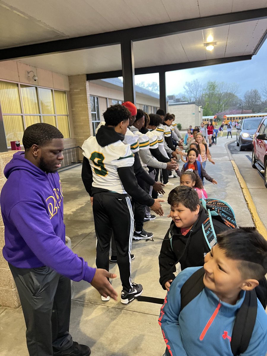 Another High Five Friday. Thanks Crawford Elementary for allowing our guys to hang out this morning. #LinkItUp 🔗