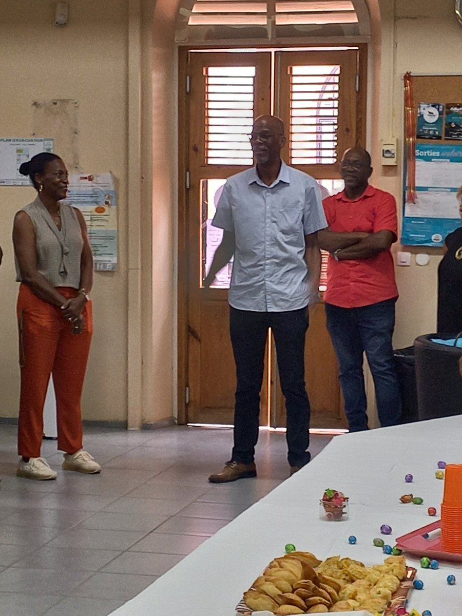 Carnot dit  aurevoir à un monument de l'établissement , José JERNIDIER , professeur de comptabilité puis d'art théâtral présent dans l'établissement  de Vespasien à Domichard soit plus de 40 ans....